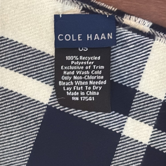 Cole haan navy and cream blanket scarf plaid never worn brand new without tags - Picture 3 of 5